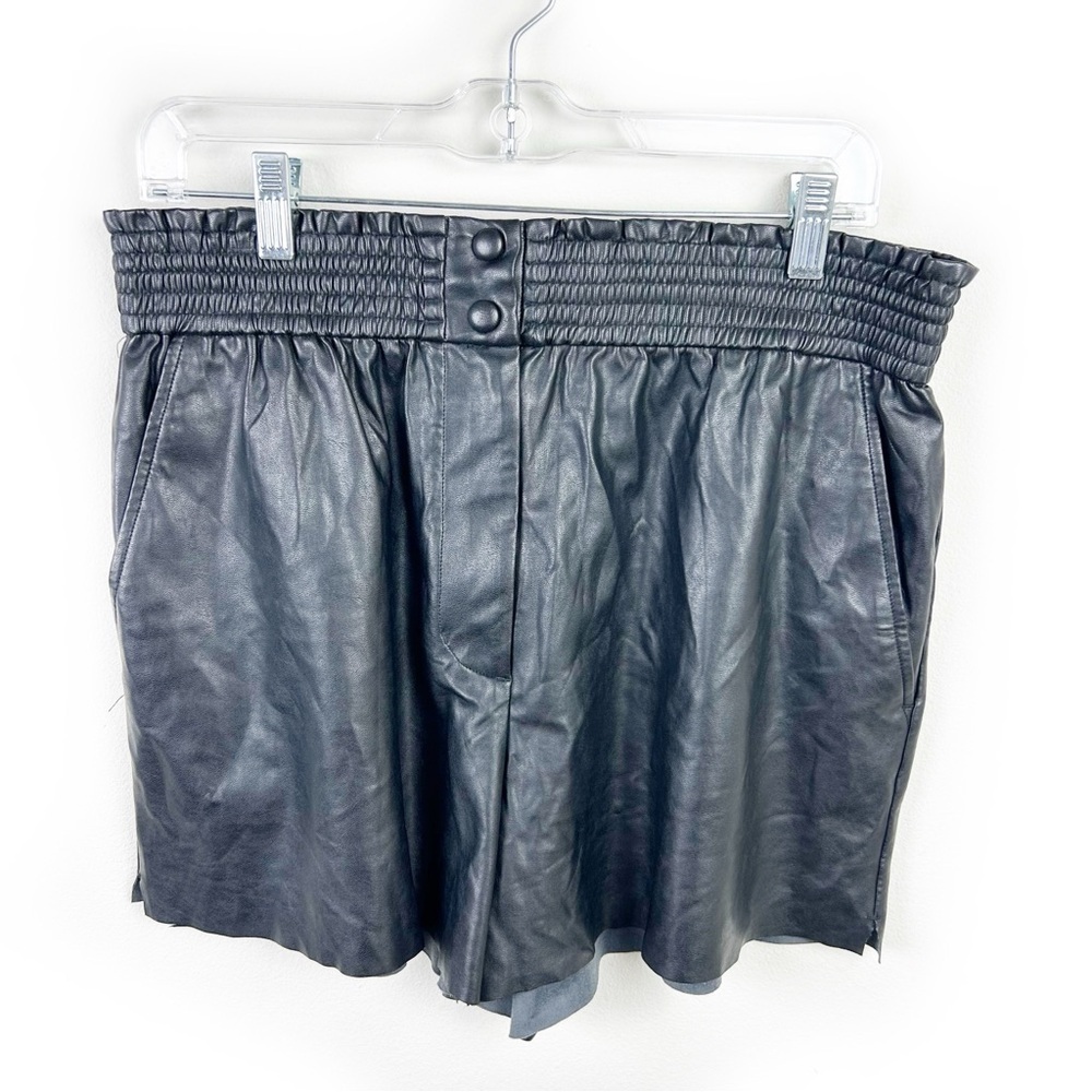 Wilfred Free by Aritzia Elastic Waist faux leather black shorts size: L